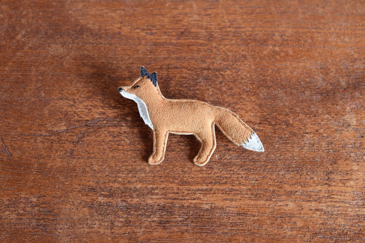 ブローチ キツネ | 革細工まつした