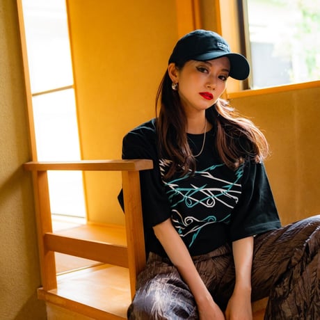 KOSULI CROSSING HANDS  T-SHIRTS/ コスリ　クロッシング　ハンズ　Tシャツ