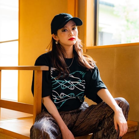 KOSULI CROSSING HANDS  T-SHIRTS/ コスリ　クロッシング　ハンズ　Tシャツ