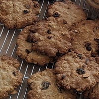 「からだ想いのごほうび時間に」オートミールとレーズンのクッキー