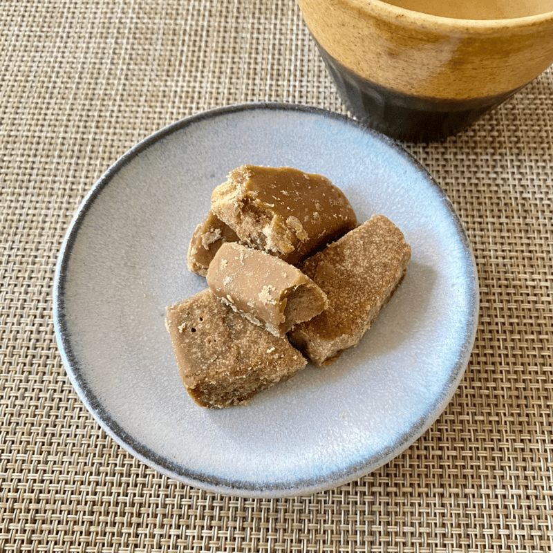 前田さんの珊瑚黒糖 (農水苑「虹」) | GOODEARTH STORE ～子どもたちを