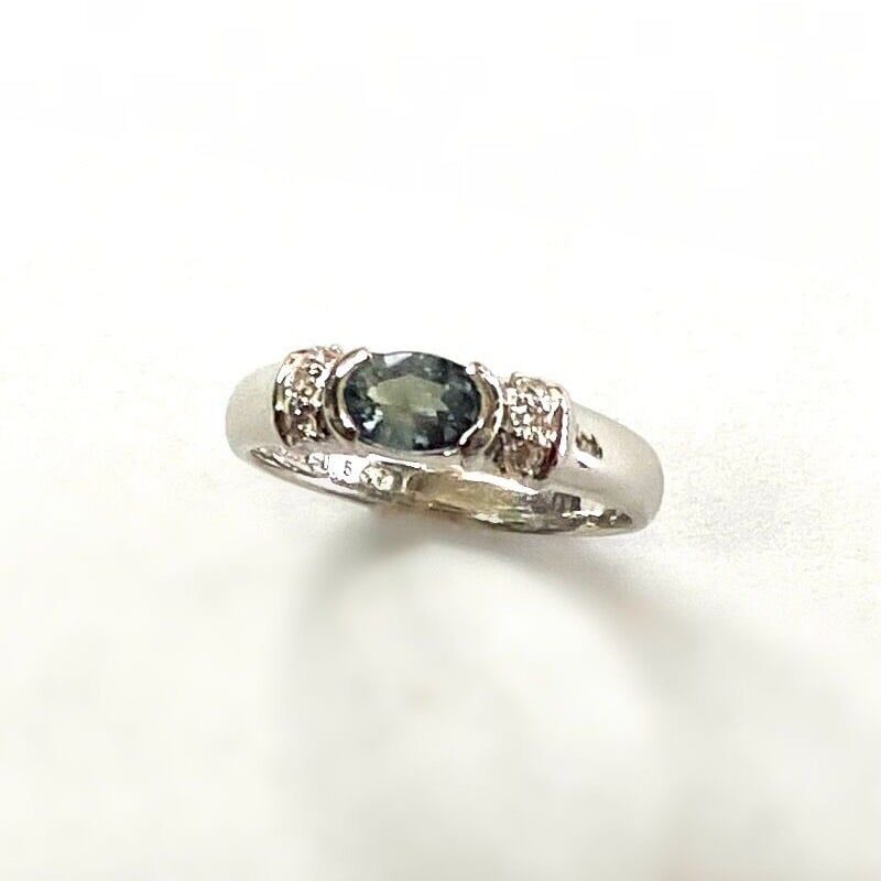 地色は青緑色のいわゆる天然クリソベリル アレキサンドライト リング 0.89ct 0.84 Pt900