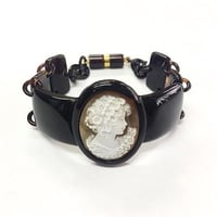 シェルカメオと鼈甲のブレスレット