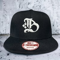 B Eagle Logo スナップバックキャップ