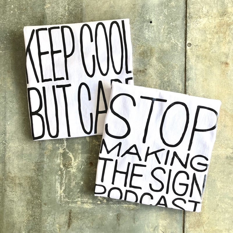 STOP MAKING THE SIGN PODCAST T-shirt（ホワイト×ブラック）