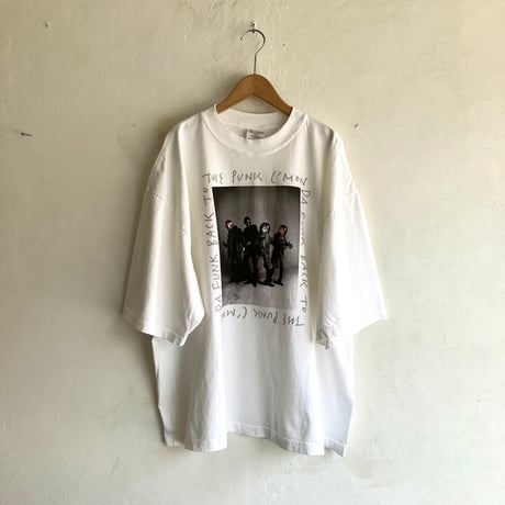 Celebration and Dance ドロップショルダーT-shirt A（ホワイト）  : photo by Junji Ishiguro