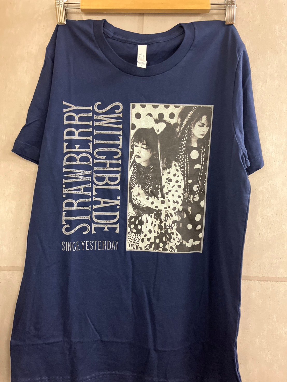 Strawberry Switchblade ロングTシャツ STRAWBERRY SWITCHBLADE ロングスリーブTシャツ SINCE YESTERDAY