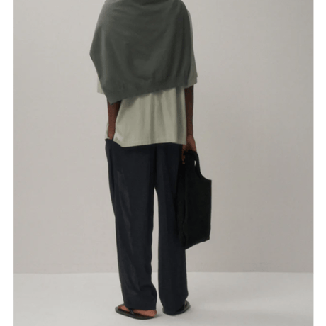 ATON   TWIST WOOL GAUZE | TWO TUCKED EASY PANTS   (NAVY)