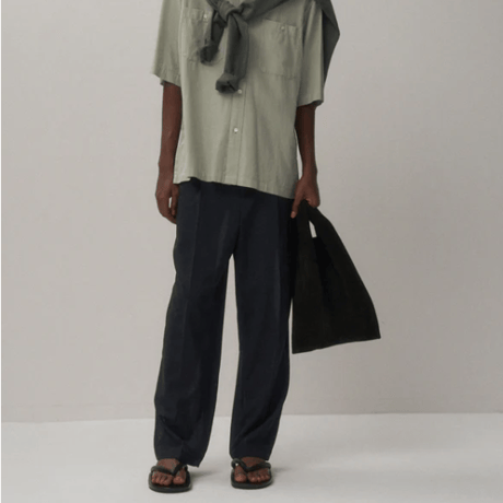 ATON   TWIST WOOL GAUZE | TWO TUCKED EASY PANTS   (NAVY)