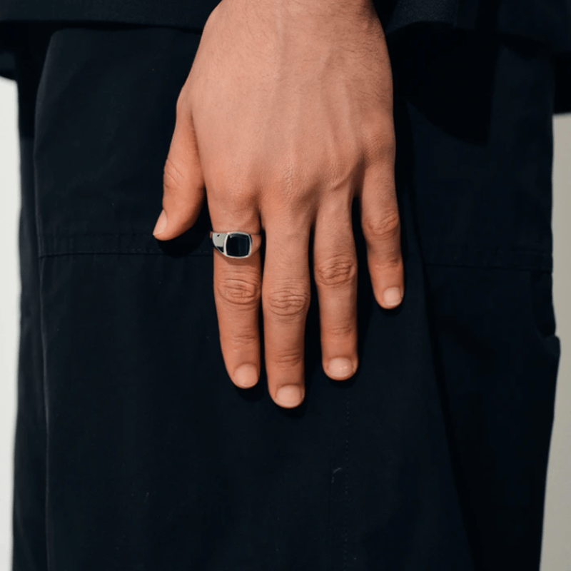 TOM WOOD Kay Ring Polished Onyx | UNKER