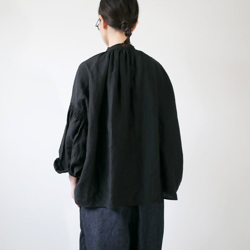 ユニヴァーサルティシュ／トリプルワッシャーリネンギャザーブラウス／ブラック UNIVERSAL TISSU (ユニバーサルティシュ) トリプルワッシャーリネン