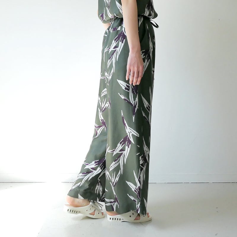 SACRA｜サクラ ｜リーフプリント ワイドパンツ｜122120113｜ ASH GREEN