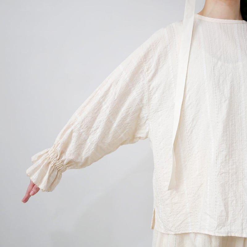 qiri ワイルドフラワープリント　ギャザースリーブ　ブラウス qiri ワイルドフラワープリント ギャザースリーブ ブラウス