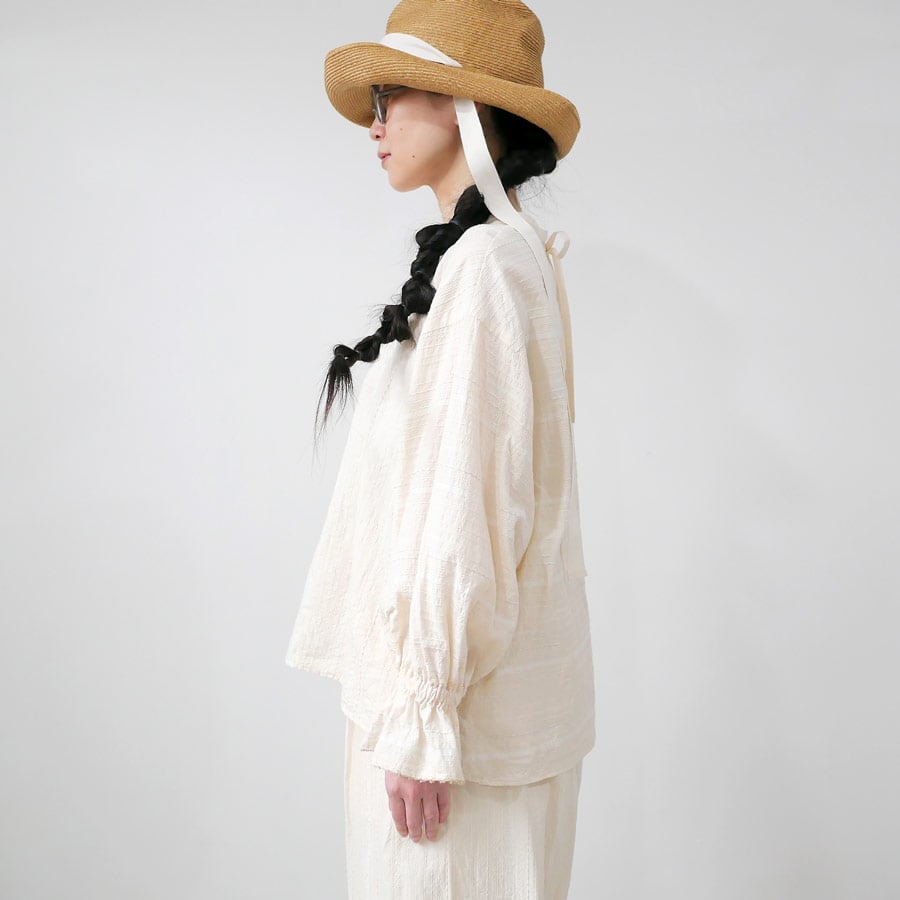 キリ　qiri ワイルドフラワープリント　ギャザースリーブ　ブラウス qiri ｜キリ｜embroidery jacquard ギャザースリーブブラウス｜キナリ |