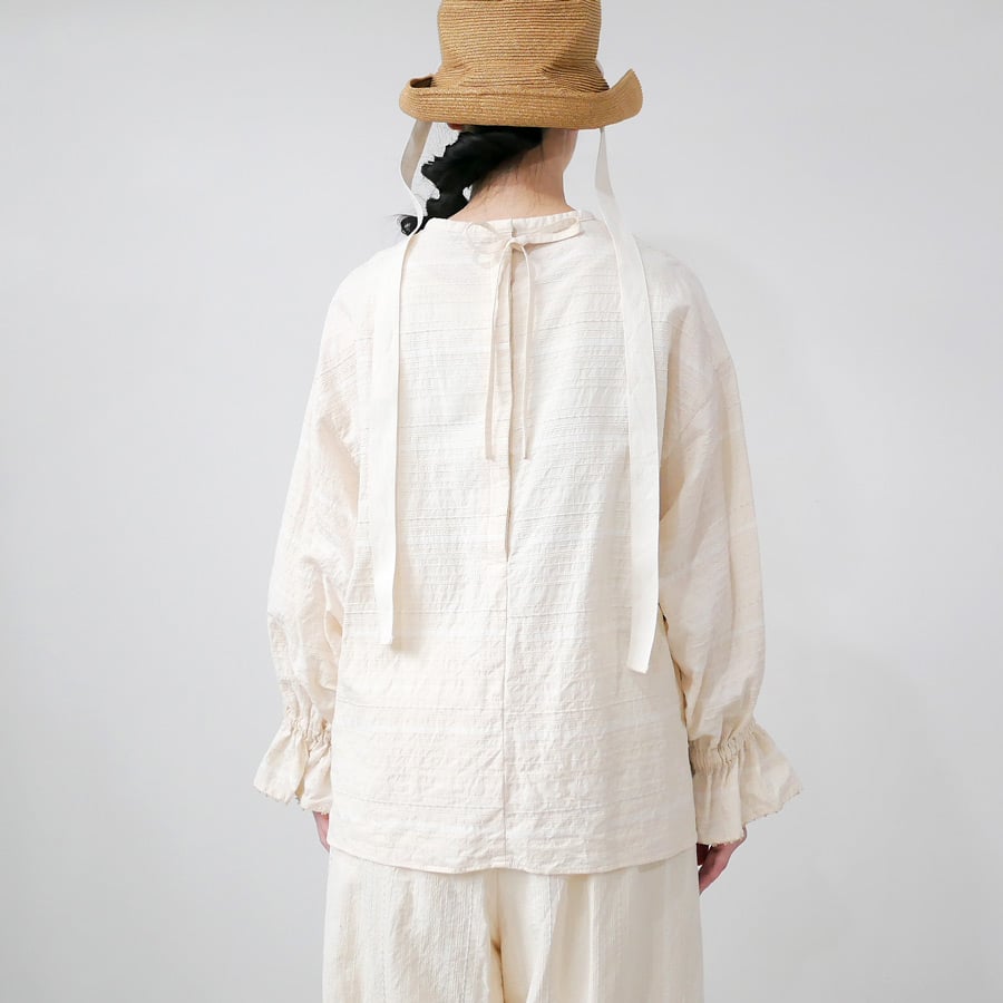 キリ　qiri ワイルドフラワープリント　ギャザースリーブ　ブラウス qiri ｜キリ｜embroidery jacquard ギャザースリーブブラウス｜キナリ |