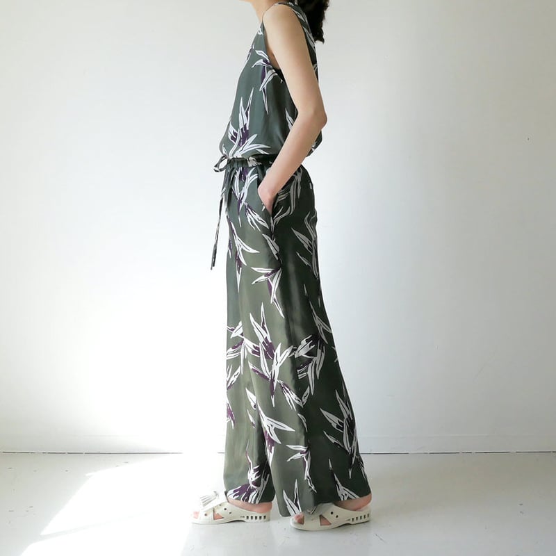 最終値下 SACRA（サクラ）リーフプリント パンツ サロペット 日本製 38 最終値下 SACRA（サクラ）リーフプリント パンツ サロペット