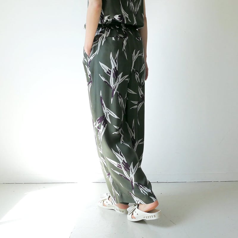 SACRA｜サクラ ｜リーフプリント ワイドパンツ｜122120113｜ ASH GREEN