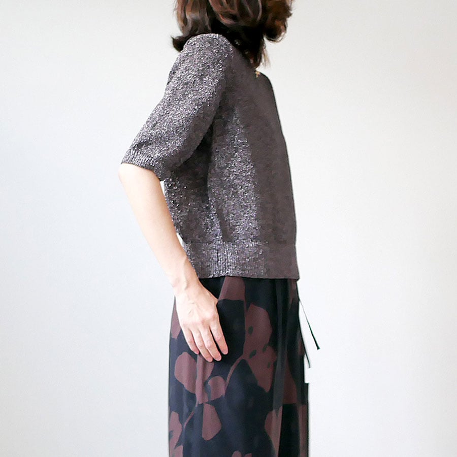 SACRA サクラ｜GLOSSY LILY TOP｜124540082｜CHARCOAL |