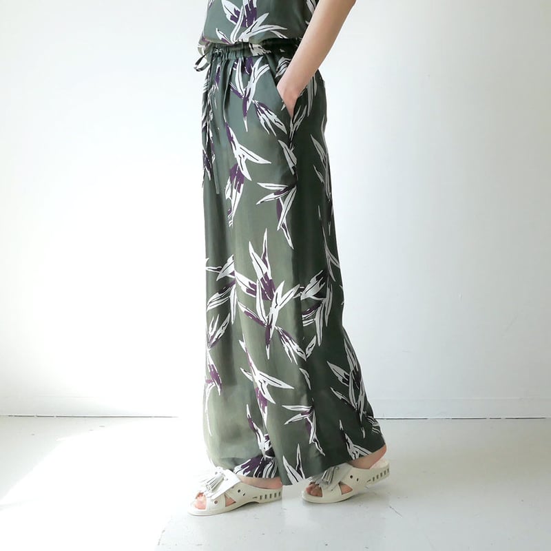 SACRA｜サクラ ｜リーフプリント ワイドパンツ｜122120113｜ ASH