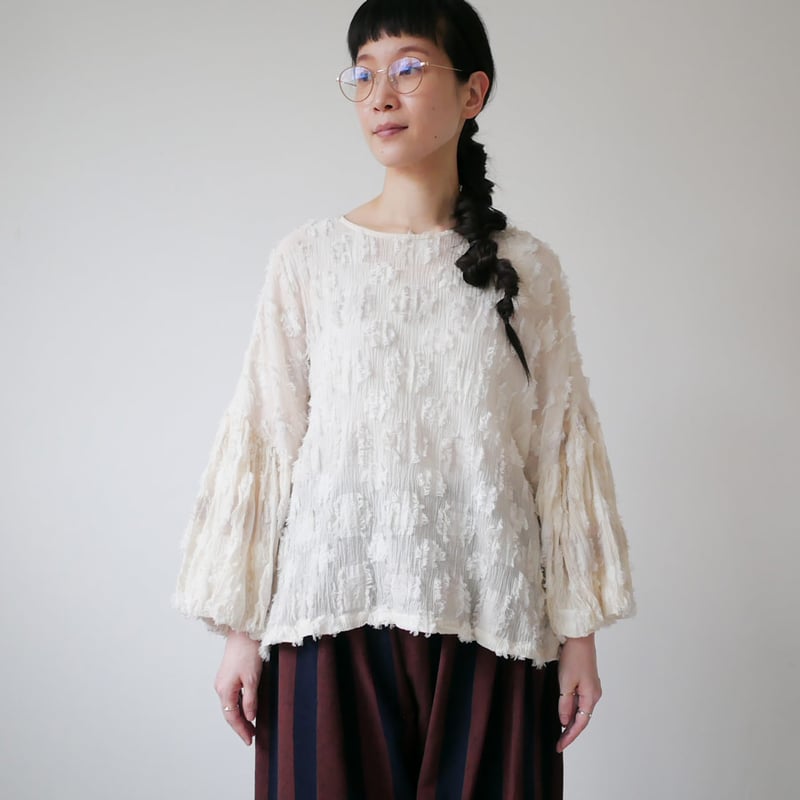 qiri ワイルドフラワープリント　ギャザースリーブ　ブラウス qiri ワイルドフラワープリント ギャザースリーブ ブラウス