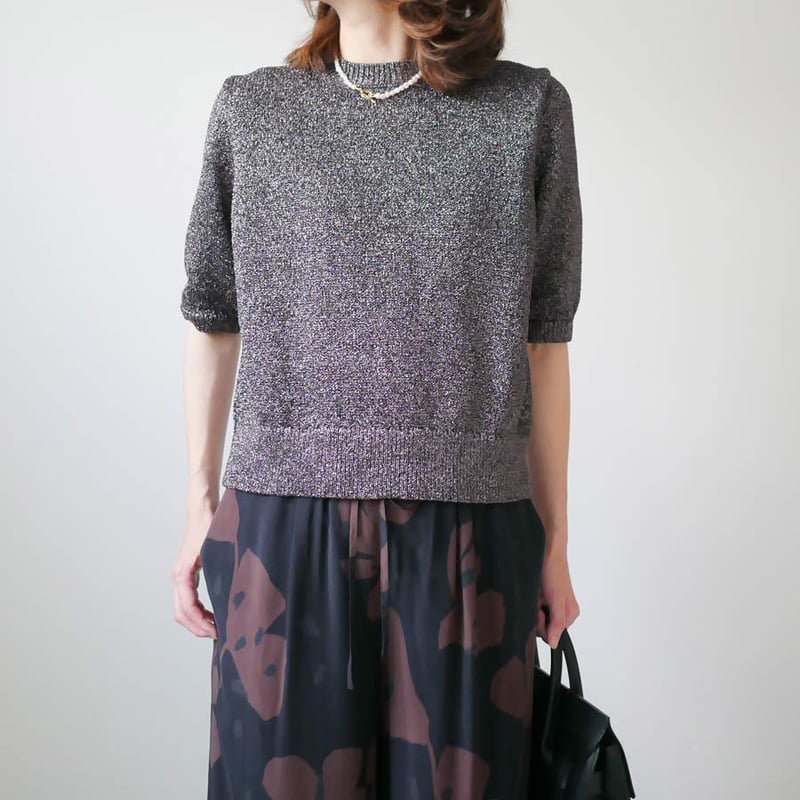 SACRA サクラ｜GLOSSY LILY TOP｜124540082｜CHARCOAL |