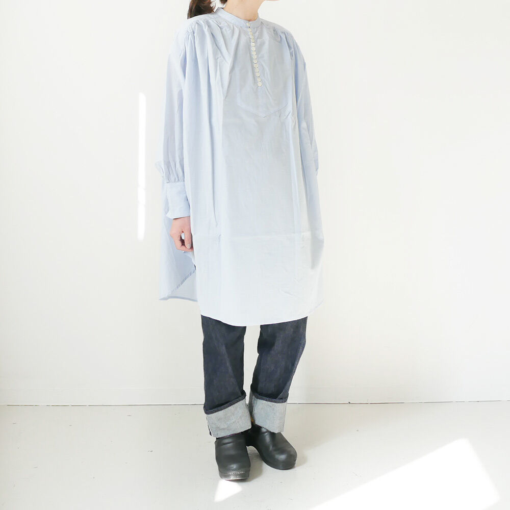 UNIVERSAL TISSU バンドカラーシェルボタンブラウス 日本製 UNIVERSAL TISSU｜ ユニヴァーサルティシュ｜バンドカラーシェルボタン