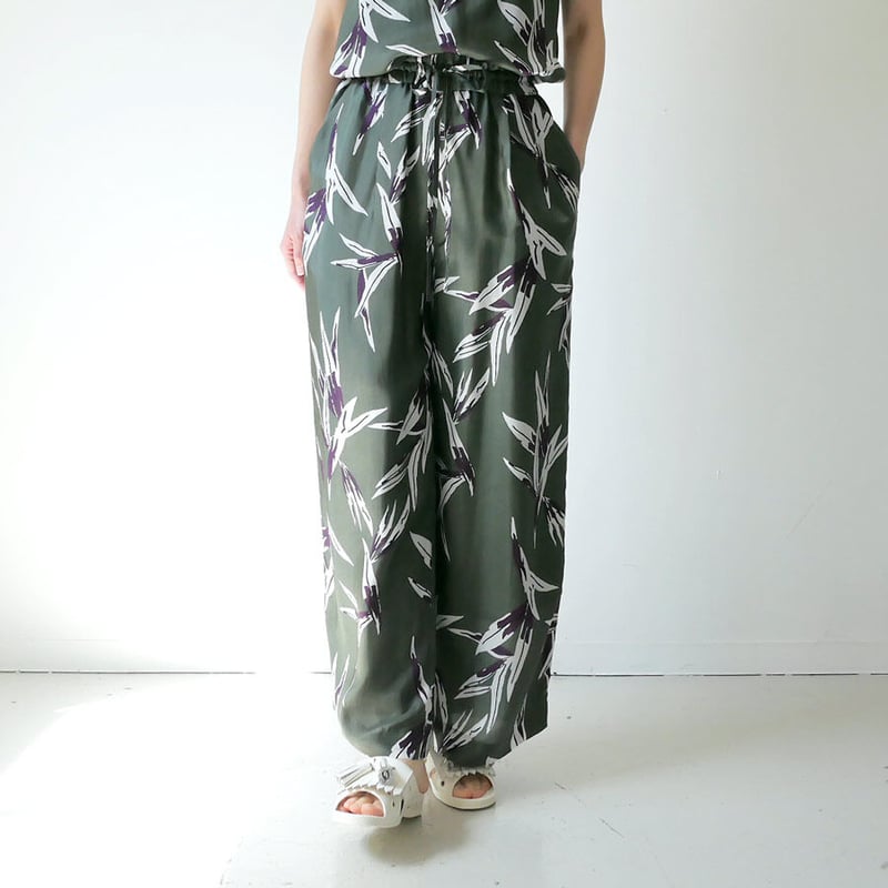 SACRA｜サクラ ｜リーフプリント ワイドパンツ｜122120113｜ ASH GREEN 