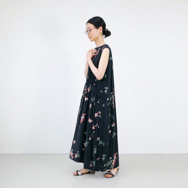 SACRA サクラ フラワープリント 花柄 ロングワンピース黒 SACRA（サクラ）の「SACRA フラワー プリント ワンピース