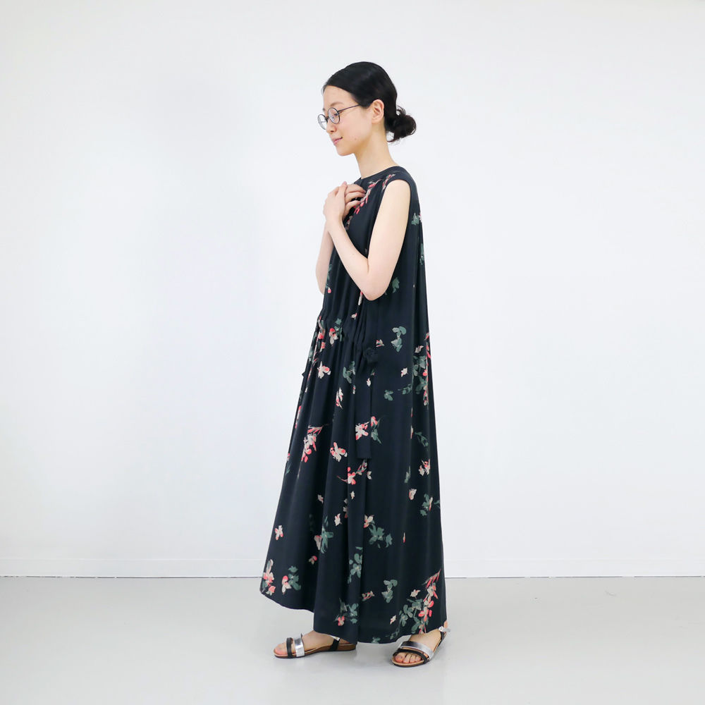 新品⭐️定価3万7千　サクラ　SACRA 花柄ロングワンピース　M 総柄　黒 SACRA ｜サクラ｜オータムフラワーワンピース｜118507042 | GOUACHE FU