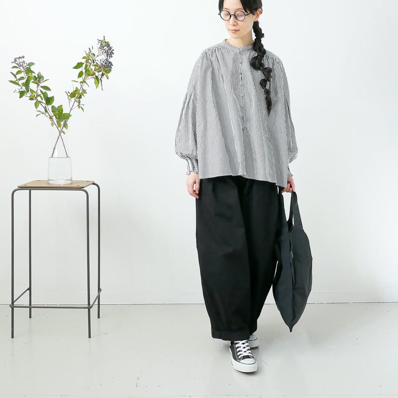 UNIVERSAL TISSU｜ バンドカラーギャザーブラウス UNIVERSAL TISSU｜ ユニヴァーサルティシュ｜バンドカラーギャザー