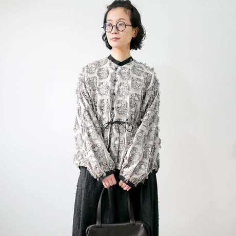 キリ　qiri ワイルドフラワープリント　ギャザースリーブ　ブラウス qiri ｜キリ｜embroidery jacquard ギャザースリーブブラウス｜キナリ |