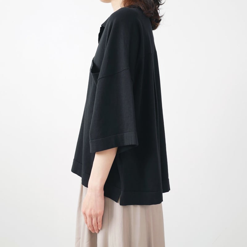 SACRA｜サクラ ｜スキッパーニットポロ｜120133011｜BLACK | GOUACHE