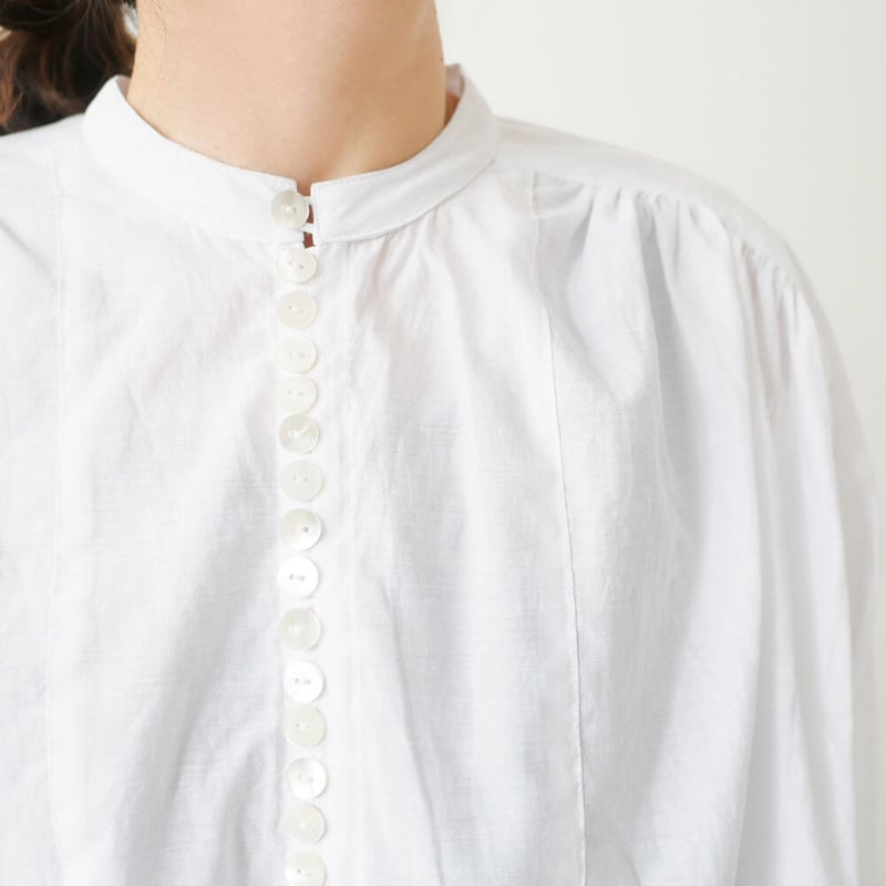 UNIVERSAL TISSU バンドカラーシェルボタンブラウス 日本製 UNIVERSAL TISSU｜ ユニヴァーサルティシュ｜バンドカラーシェルボタン