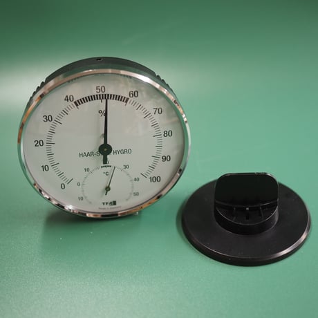 Analogue thermo-hygrometer with metal ring
