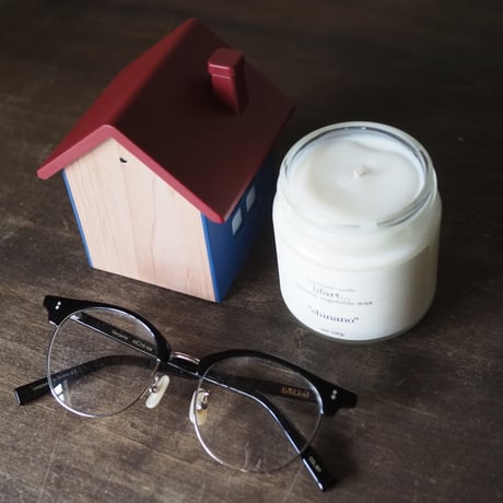 Digital alarm clock in the shape of a little house