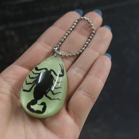 GLOW SCORPION DROP KEYCHAIN