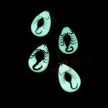 GLOW SCORPION DROP KEYCHAIN