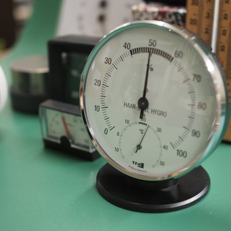 Analogue thermo-hygrometer with metal ring