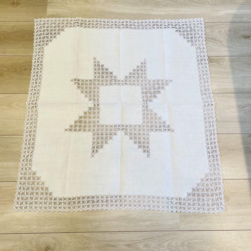 北欧ヴィンテージ/レースとリネンのテーブルクロス/90cm x 83cm 北欧ヴィンテージ/レースとリネンのテーブルクロス/90cm x 83cm