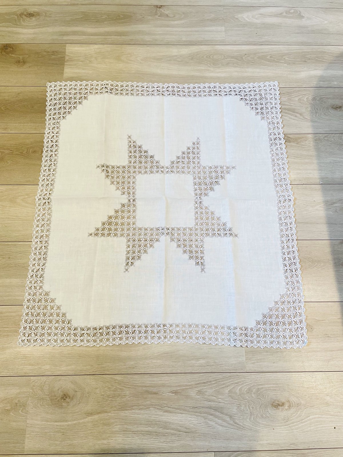 B北欧ヴィンテージ丁寧なニードルワークが施されたリネンの