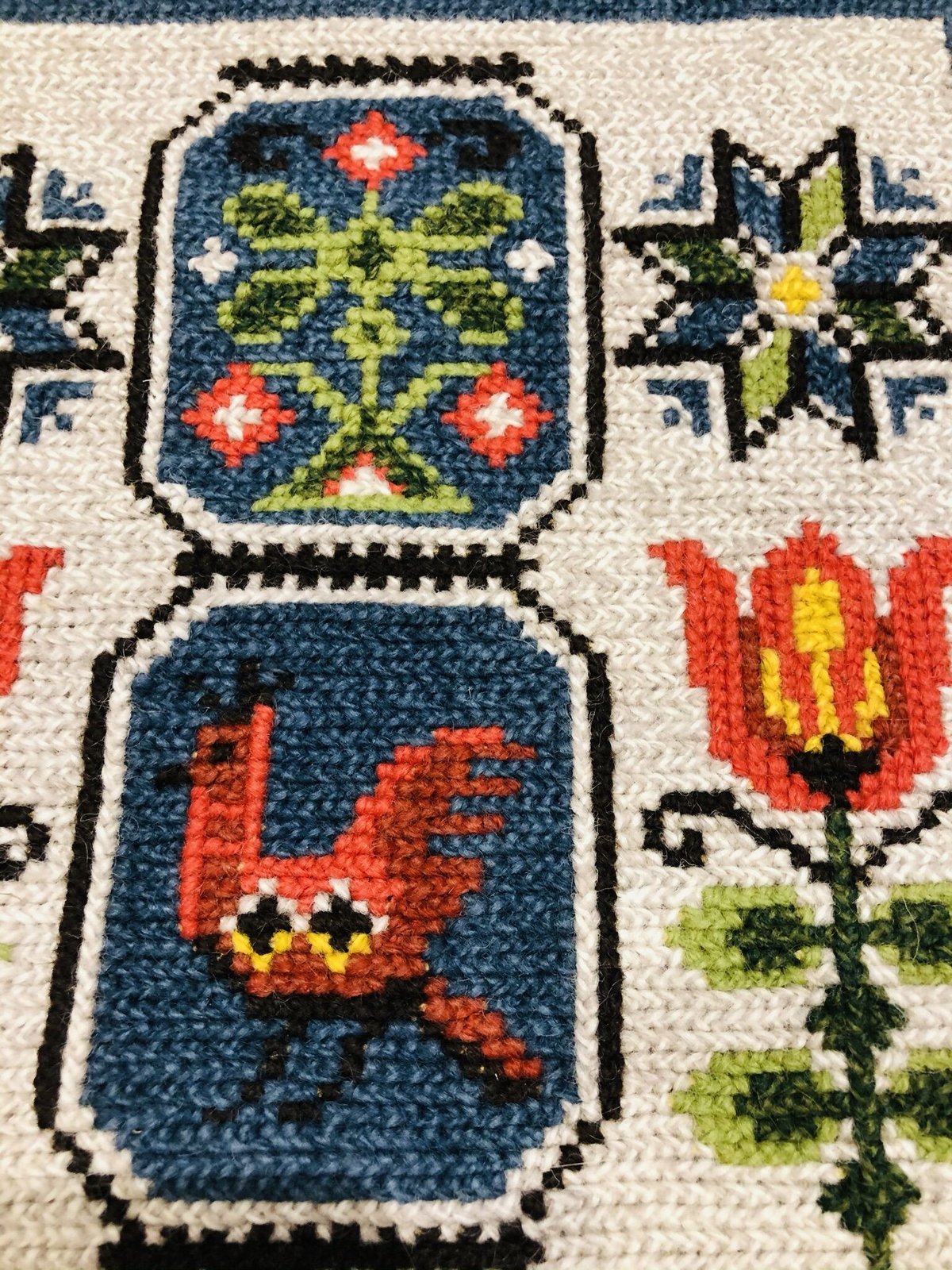 北欧伝統手工芸/トヴィスト刺繍タペストリー/お花、鳥さんと鹿 北欧伝統手工芸/トヴィスト刺繍タペストリー/お花、鳥さんと鹿