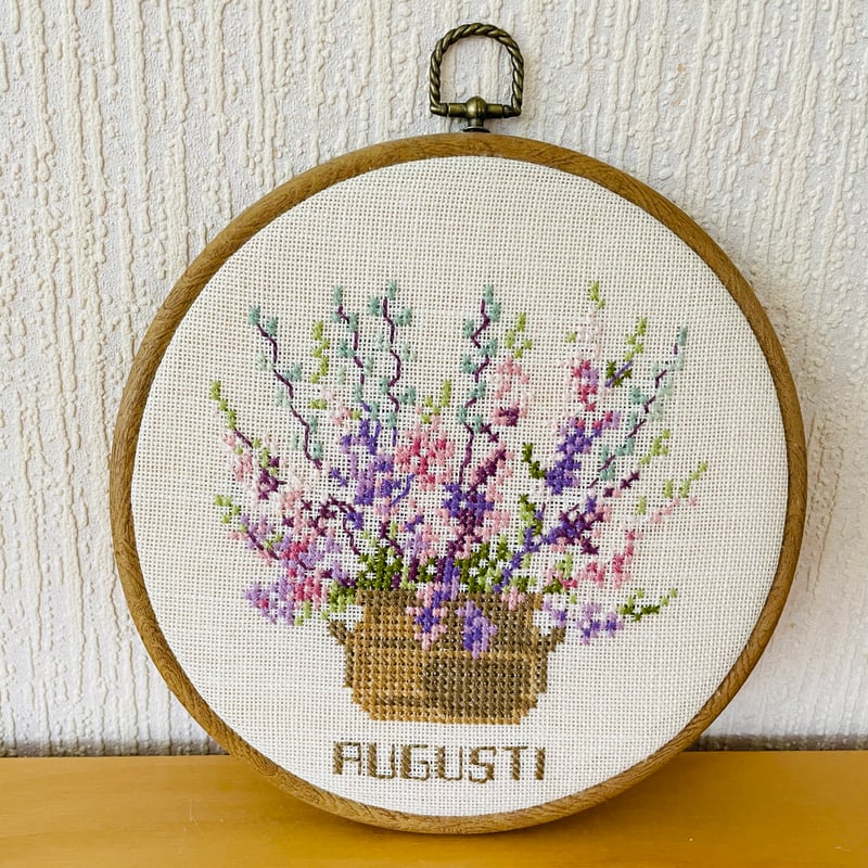 北欧刺繍の壁飾り/エリカのお花/August/8月/枠付き/同梱のみ 北欧刺繍の壁飾り/エリカのお花/August/8月/枠付き/同梱のみ