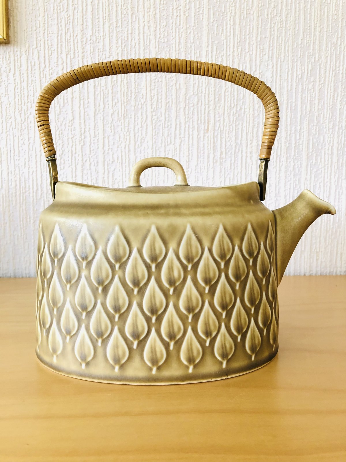 クイストゴーレリーフティーポット楕円