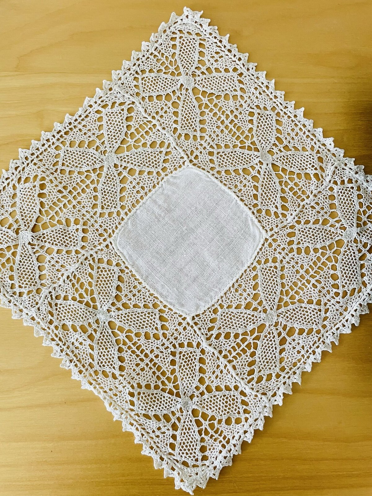 北欧刺繍のクッション/ヴィンテージレースのドイリーのセット 北欧刺繍のクッション/ヴィンテージレースのドイリーのセット