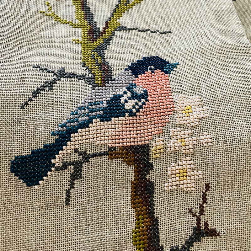 北欧刺繍のタペストリー/野鳥と梅の花/Mässing/メッシングの止め 北欧刺繍のタペストリー/野鳥と梅の花/Mässing/メッシングの止め