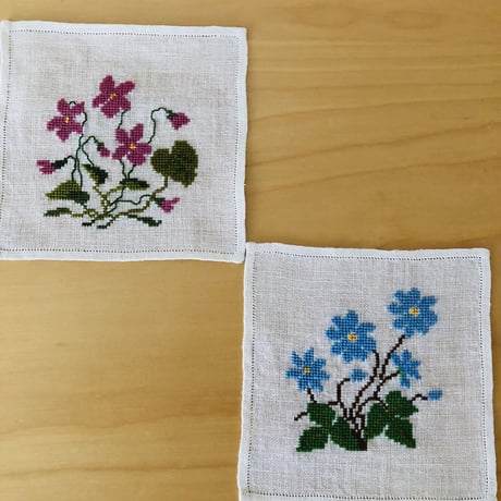 スウェーデン刺繍のミニタブレット/ヴィオラとブルーシッパのお花