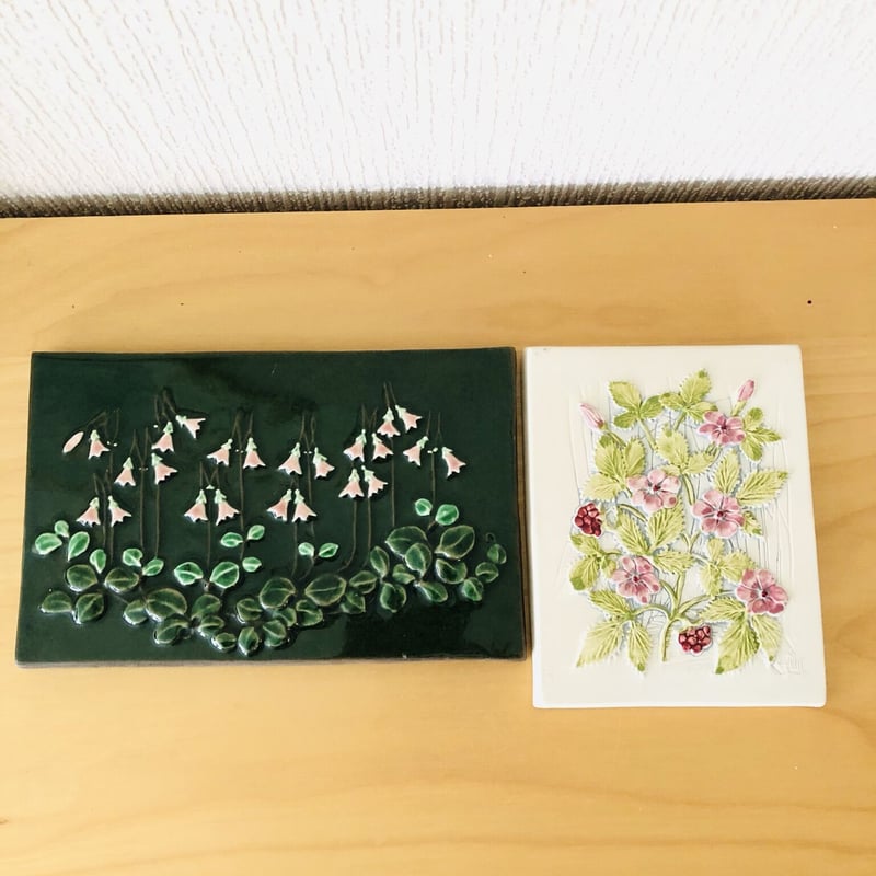 Jie Gantofta/ジィガントフタ/陶板/リネアのお花とチシマイチゴ/2枚