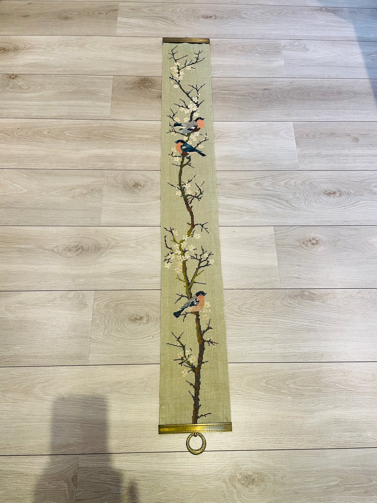 北欧刺繍のタペストリー/野鳥と梅の花/Mässing/メッシングの止め 北欧刺繍のタペストリー/野鳥と梅の花/Mässing/メッシングの止め