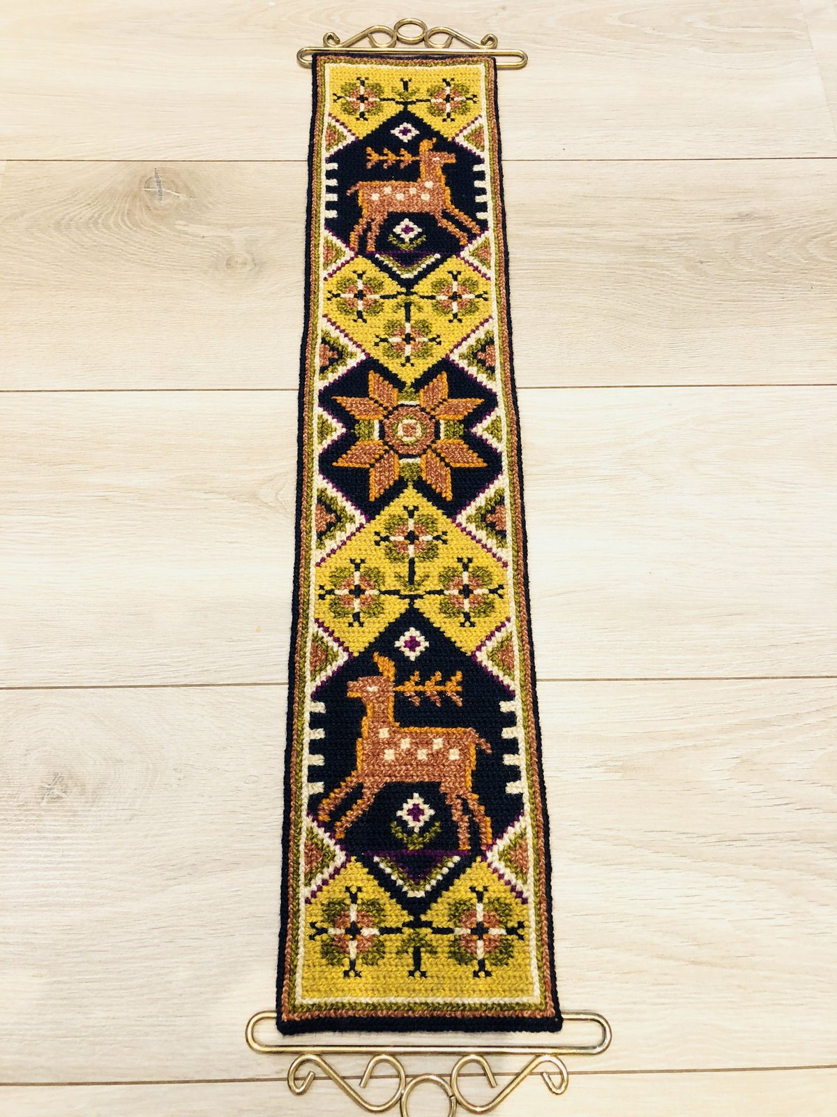 タペストリー/トゥヴィスト刺繍/シカさんとスウェーデン伝統柄 タペストリー/トゥヴィスト刺繍/シカさんとスウェーデン伝統柄