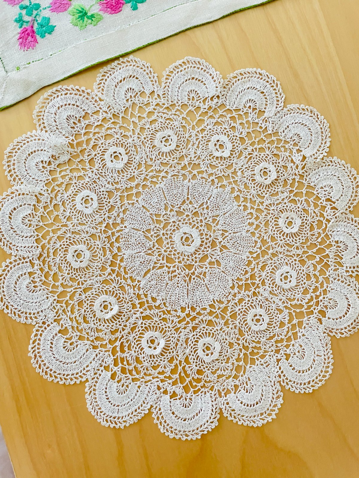 アンティーク 花咲く野を飛ぶバード アランソンレース ✜ 糸花刺繍